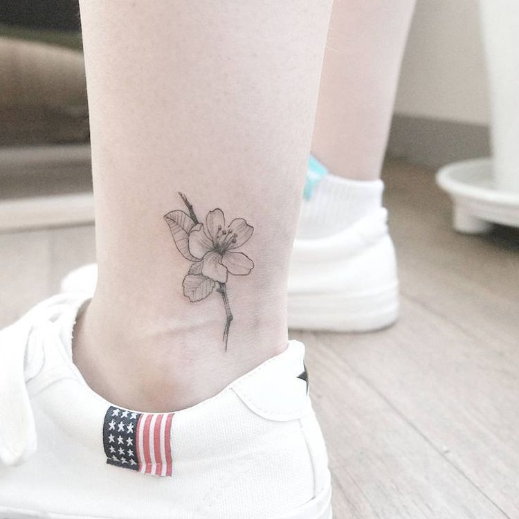 tatouage cheville femme-monochrome-graphique-tatouage-fleur