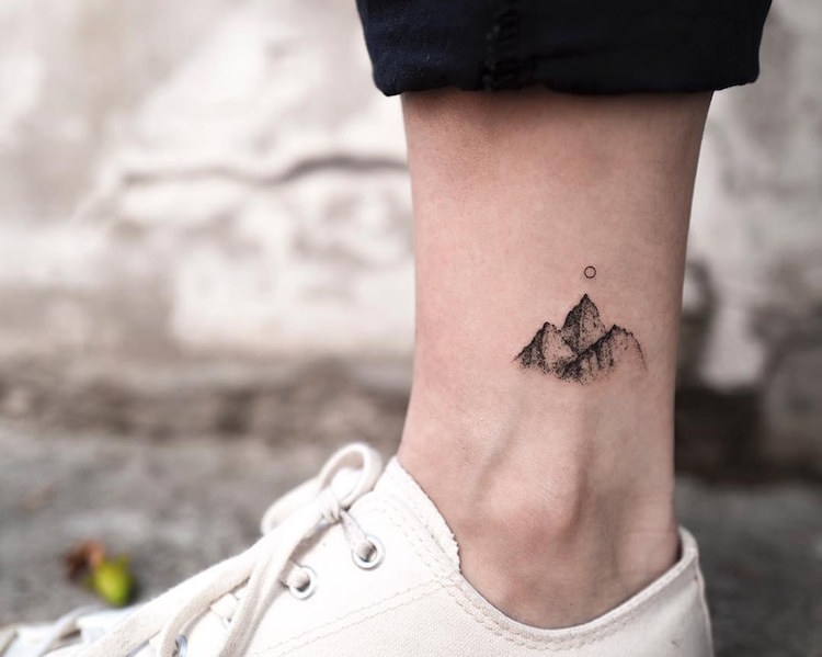 tatouage-cheville-femme-montagne-style-pointillisme