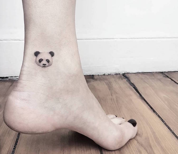 tatouage-cheville-femme-panda-minimaliste