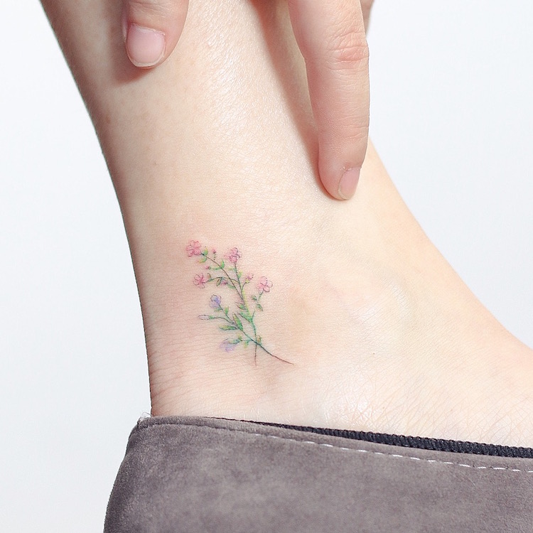 tatouage-cheville-femme-petit-tatouage-fleuri-couleur