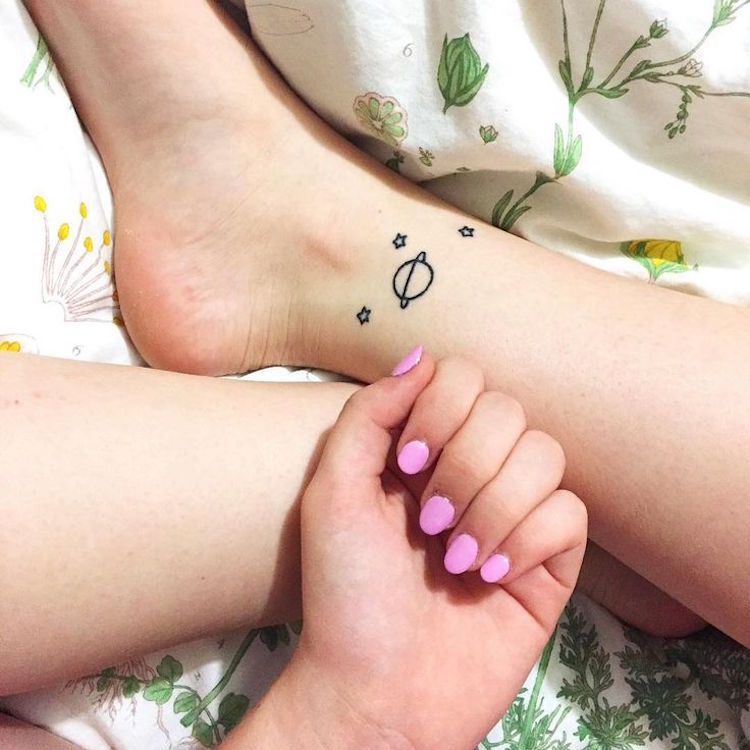 tatouage-cheville-femme-planète-étoiles