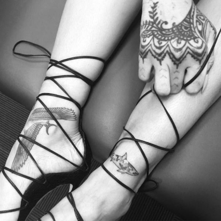 tatouage-cheville-femme-requin-ailes-oiseau