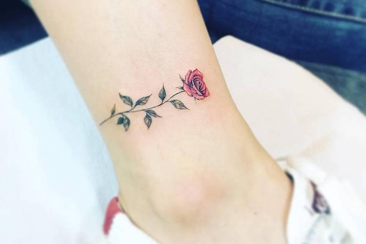 Tatouage cheville femme – qui pourrait résister aux dessins discrets