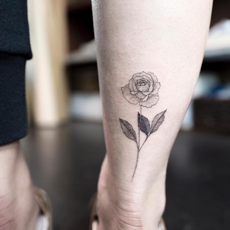 tatouage-cheville-femme-rose-graphique-arrière-cheville