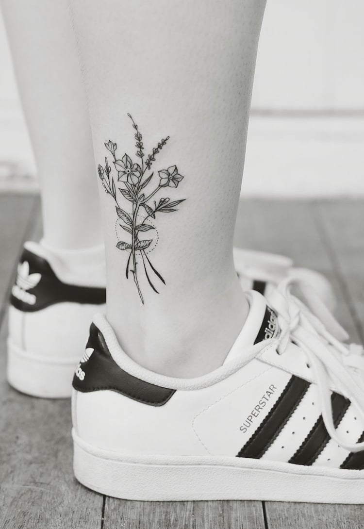 tatouage cheville femme-style-graphique-fleurs