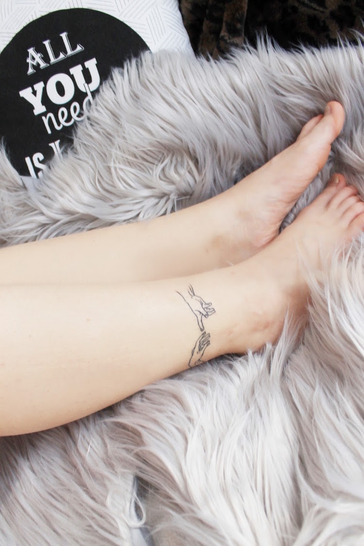 tatouage cheville femme-style-minimaliste-dessin-mains