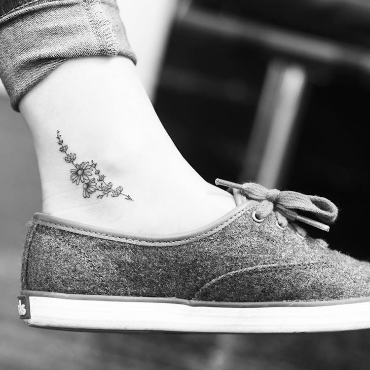 tatouage cheville femme-tatouage-discret-fleuri