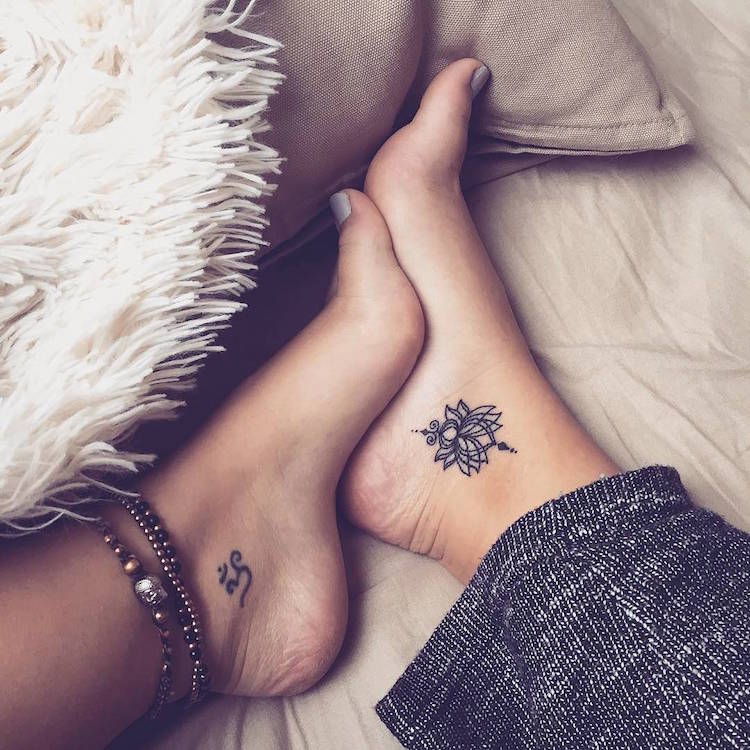 tatouage-cheville-femme-tatouage-lotus-lettre
