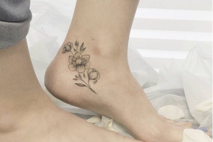 Tatouage cheville femme – qui pourrait résister aux dessins discrets