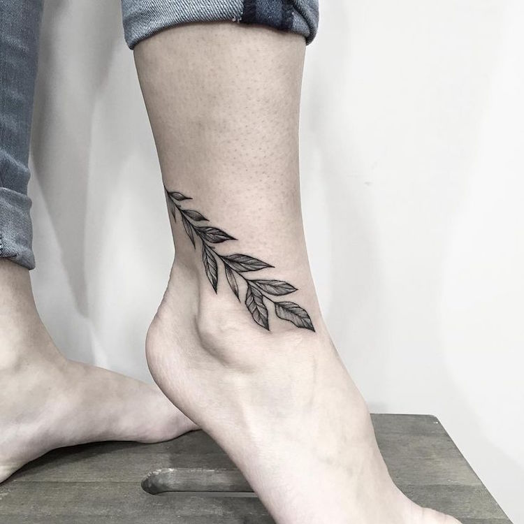 tatouage-cheville-femme-tatouage-végétal-tendance