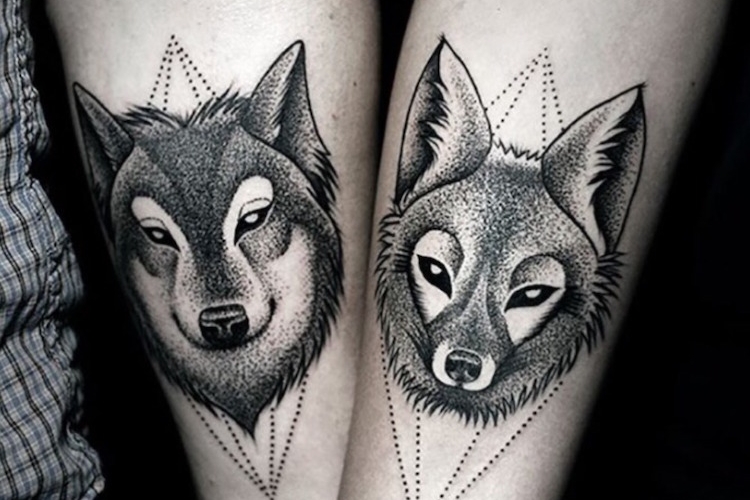Tatouage loup - 40 inspirations de tatouage femme et idées d'emplacement