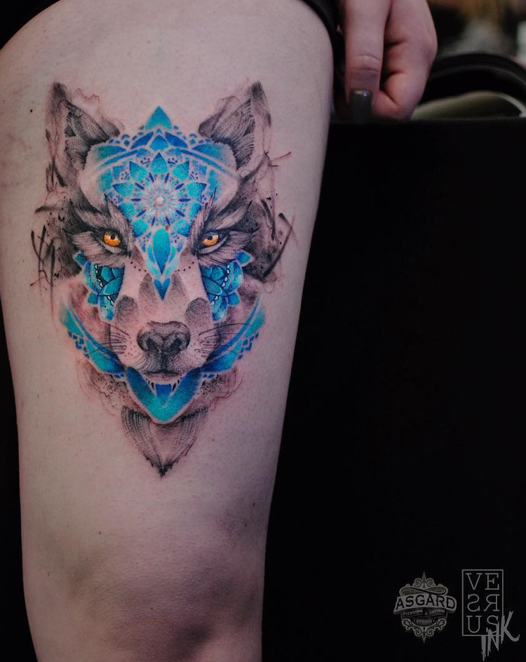 tatouage-loup-cuisse-femme-loup-gris-bleu