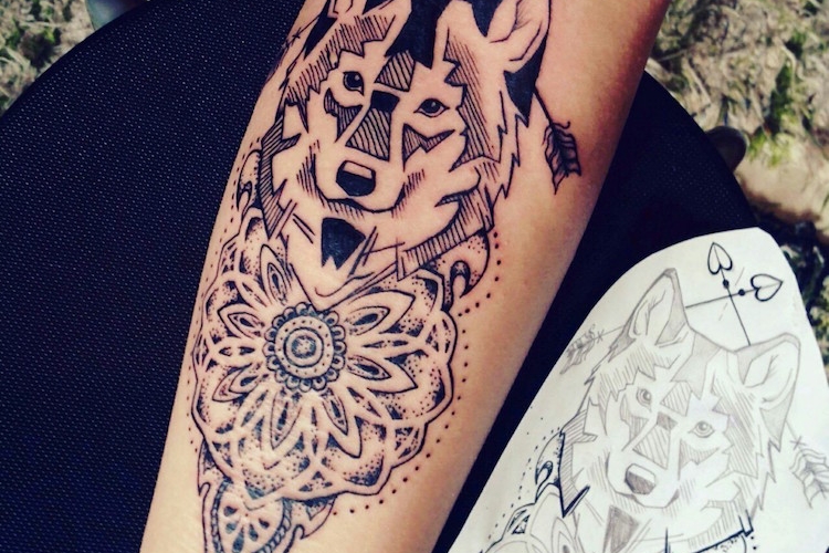 Tatouage loup - 40 inspirations de tatouage femme et idées d'emplacement