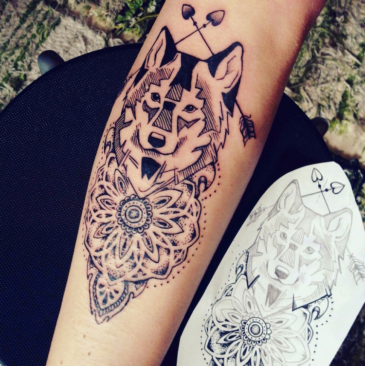tatouage femme loup avant-bras-loup-graphique-mandala