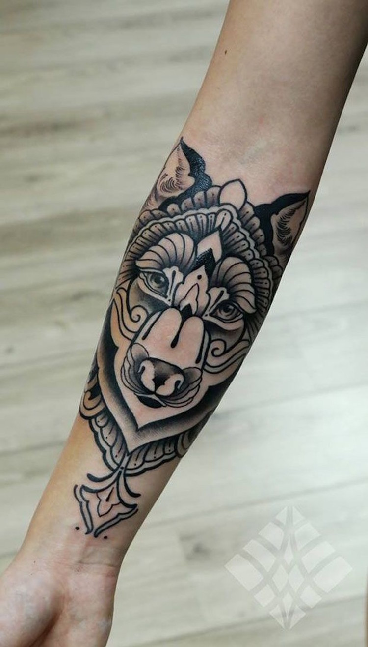 tatouage-loup-femme-avant-bras-maori