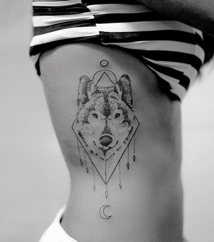 tatouage-loup-femme-côtes-symboles-demi-lune-soleil