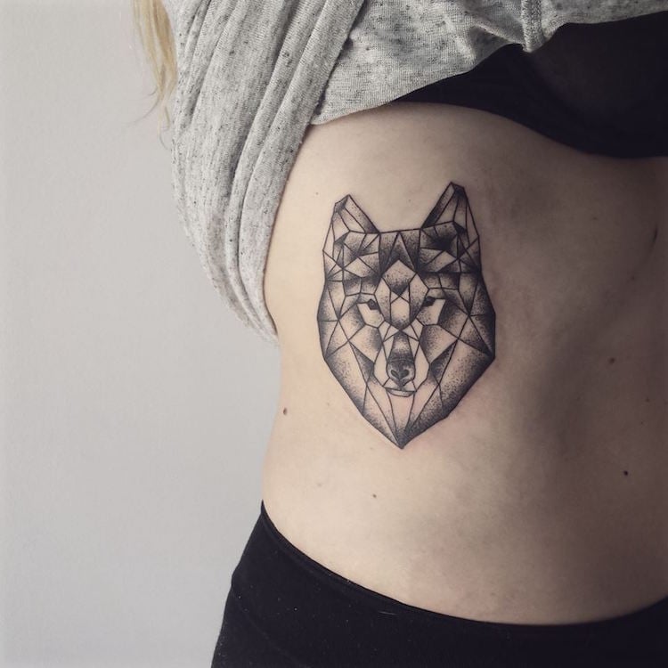 tatouage-loup-femme-côtes-tatouage-géométrique-loup-noir-gris