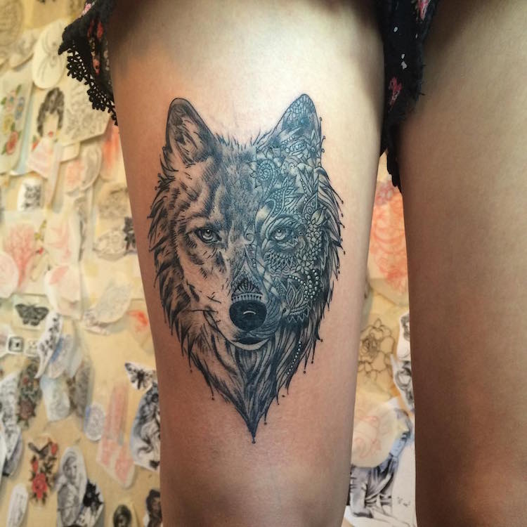 tatouage-loup-femme-cuisse-tête-loup-noir-gris