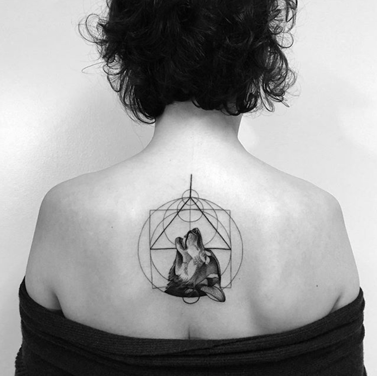tatouage femme dos motif cercle triangle vide loup