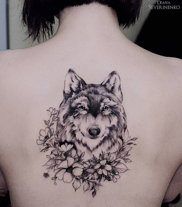 tatouage-loup-femme-dos-tête-loup-fleurs-style-noir-gris