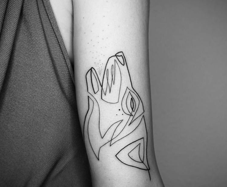 tatouage-loup-femme-minimaliste-graphique-loup-biceps