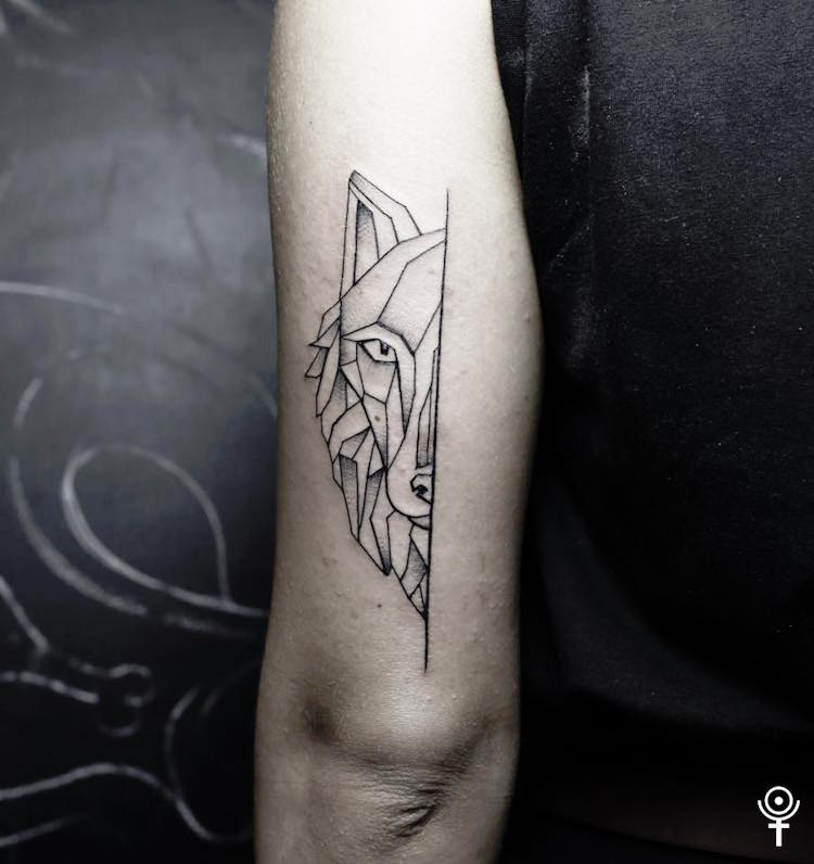 tatouage-loup-femme-tatouage-géométrique-tête-loup