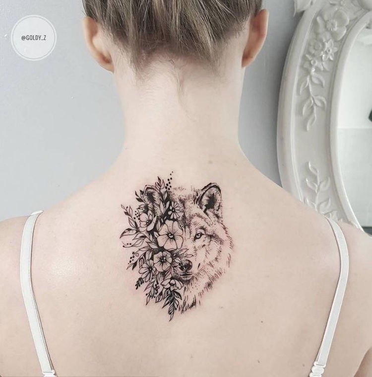 tatouage-loup-femme-tête-loup-fleurs-tatouage-dos