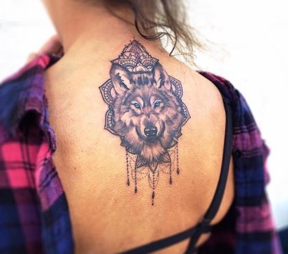 tatouage-loup-femme-tête-loup-mandala-dos
