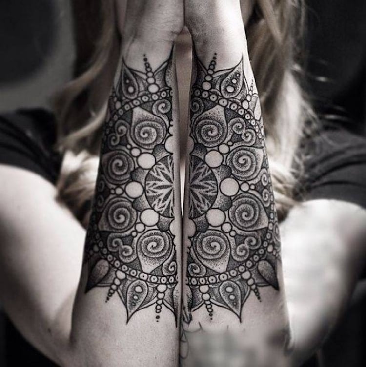 tatouage-mandala-signification-deux-avant-bras-style-dotwork