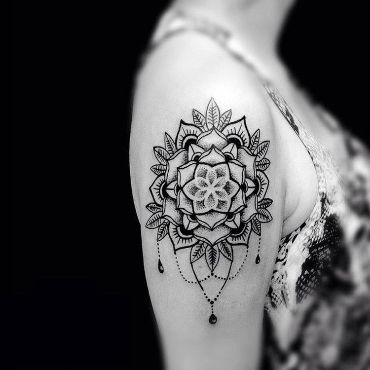 tatouage-mandala-signification-épaule-femme