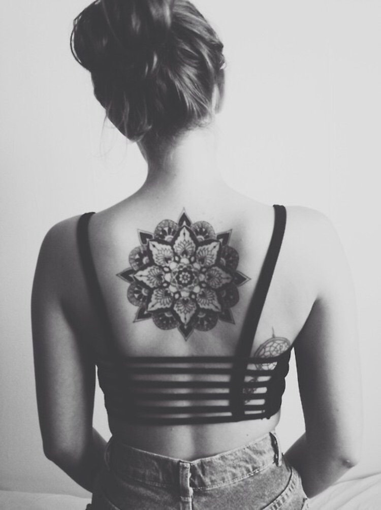 tatouage-mandala-signification-grand-motif-mandala-dos