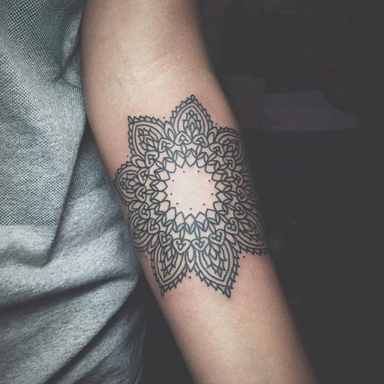 tatouage-mandala-signification-idée-emplacement-avant-bras