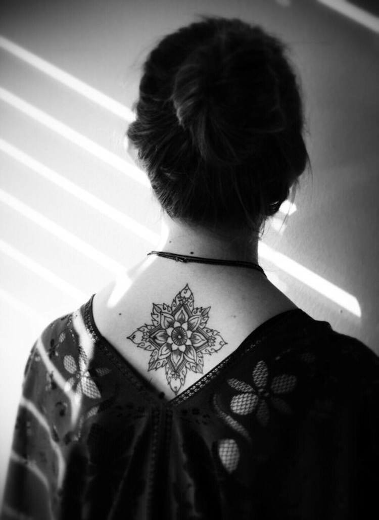 tatouage-mandala-signification-motif-carré-fleur-emplacement-dos