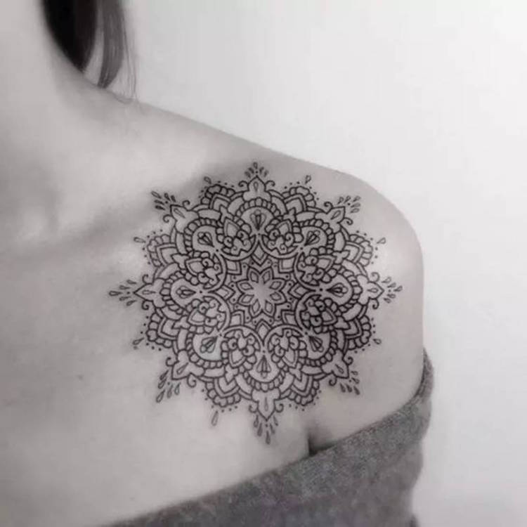 tatouage-mandala-signification-motifs-complexes-emplacement-épaule-clavicule