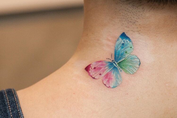 Tatouage papillon femme – signification et idées
