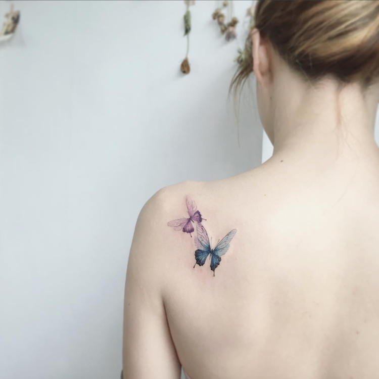 tatouage-papillon-aquarelle-tatouage-discret-omoplate