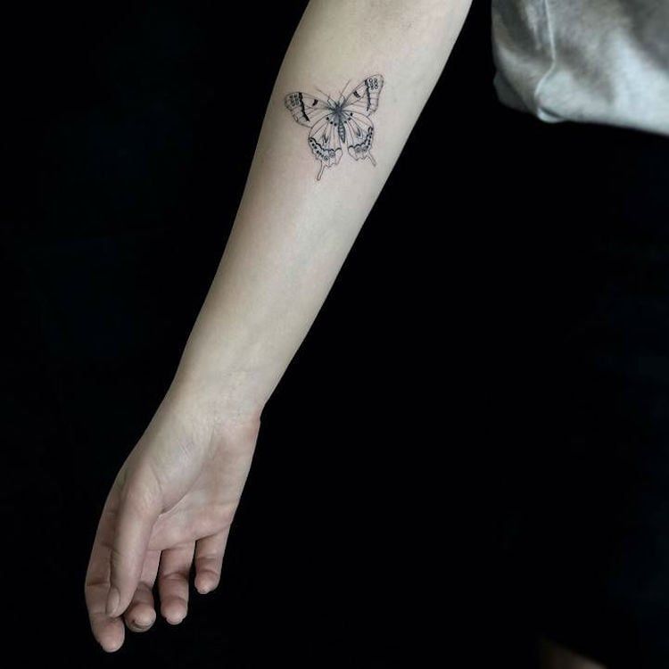 tatouage-papillon-avant-bras-tatouage-discret-femme
