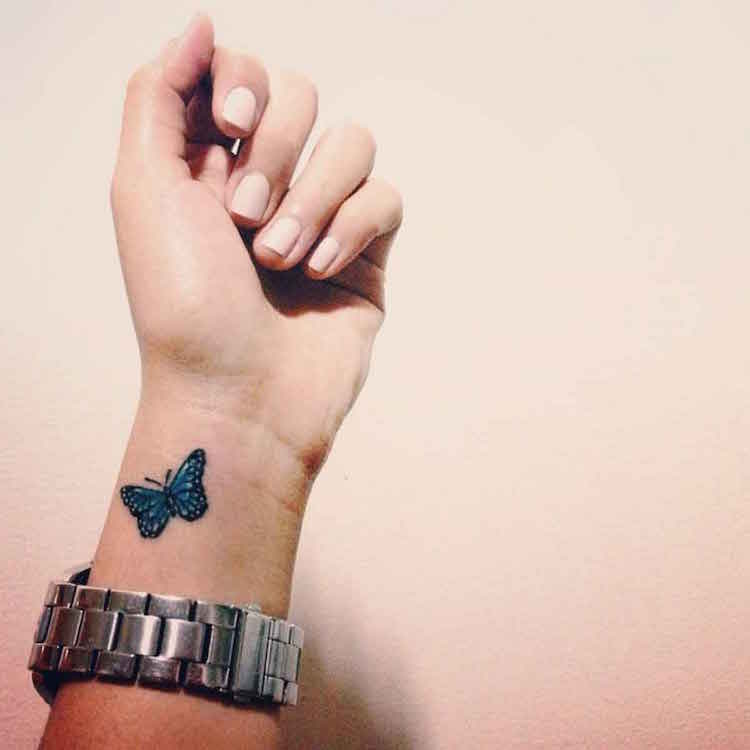 tatouage-papillon-bleu-tatouage-poignet-femme