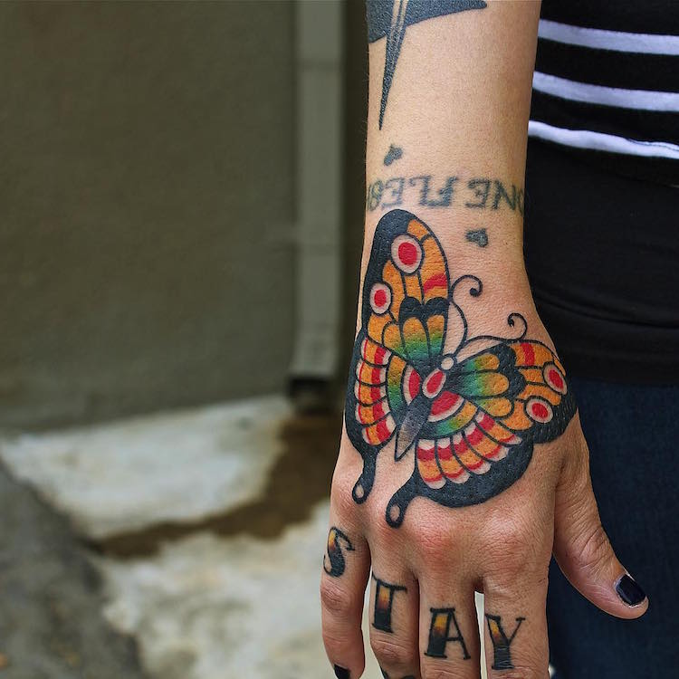 tatouage-papillon-couleur-main-doigts
