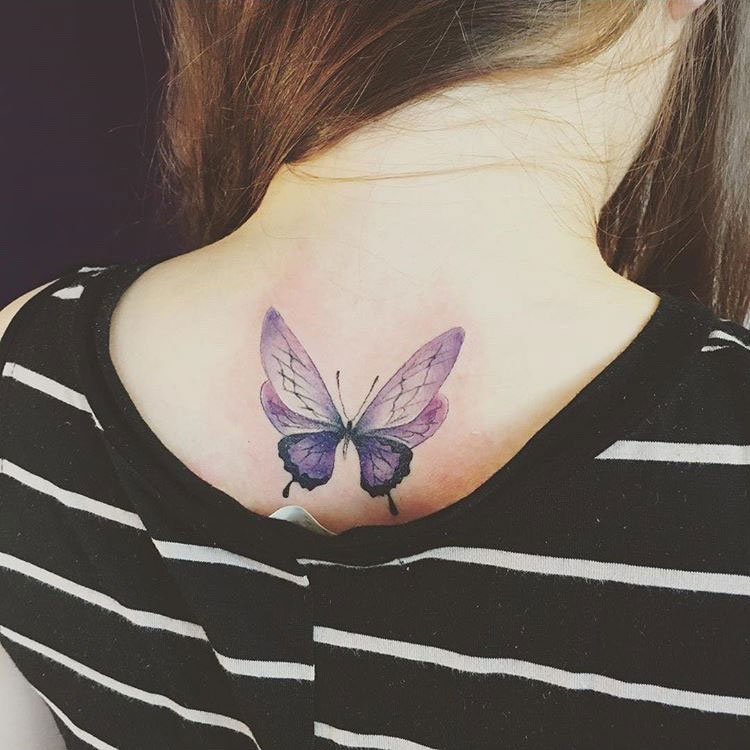 tatouage-papillon-couleur-tatouage-dos-femme