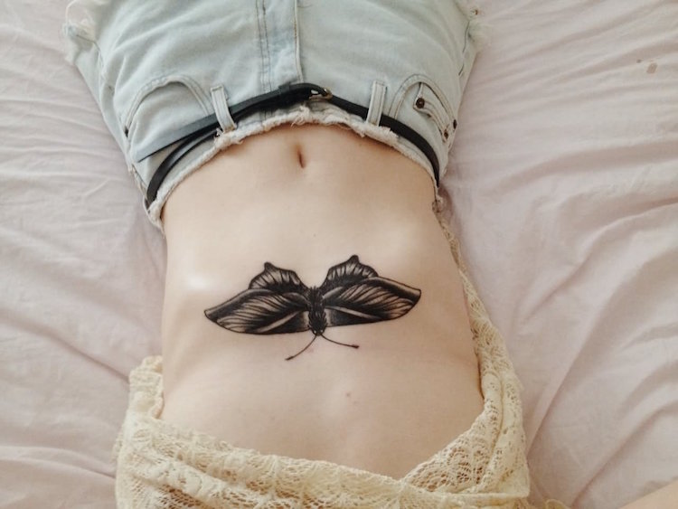 tatouage-papillon-de-nuit-femme-ventre