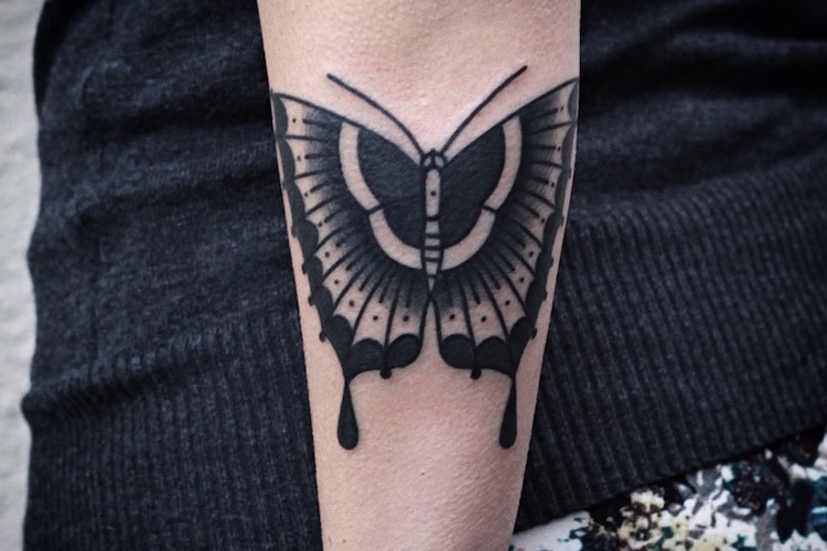 Tatouage papillon femme – signification et idées