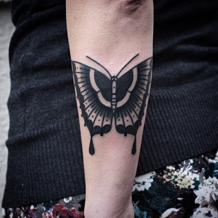 tatouage-papillon-de-nuit-noir-avant-bras