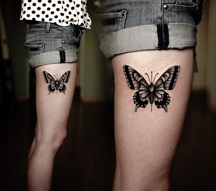 tatouage-papillon-de-nuit-noir-gris-jambe-femme