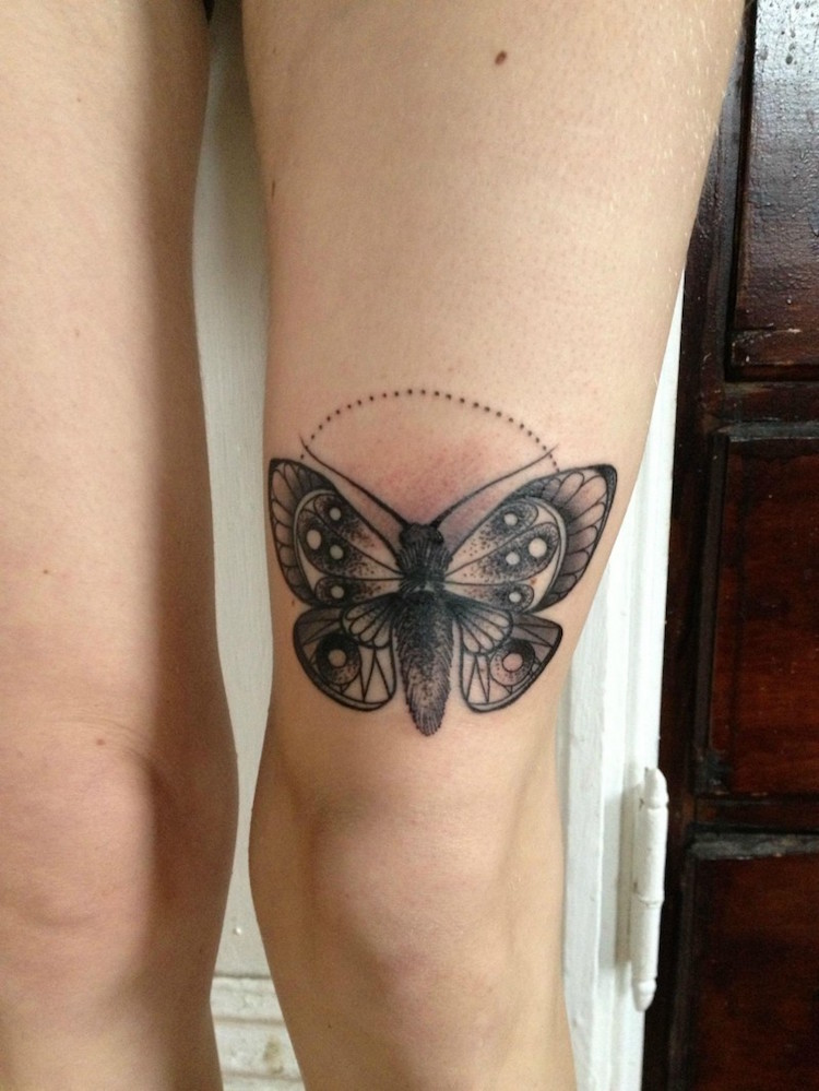 tatouage-papillon-de-nuit-noir-gris-jambe