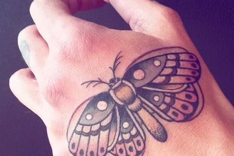 Tatouage papillon femme – signification et idées