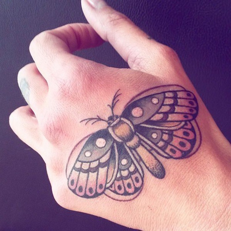 tatouage-papillon-de-nuit-original-tatouage-femme