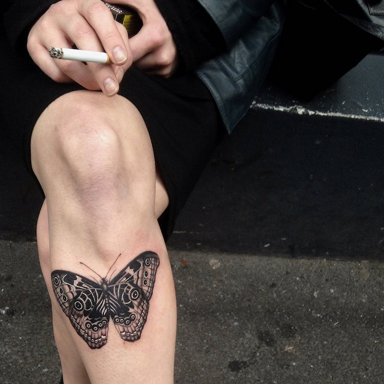 tatouage-papillon-de-nuit-style-noir-gris-tatouage-pied