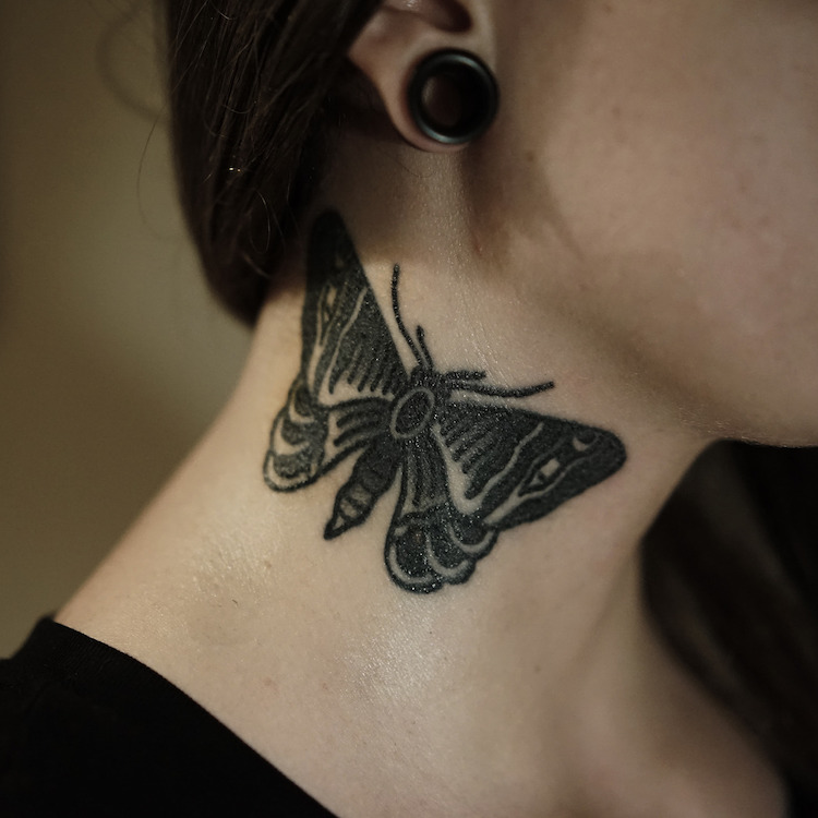tatouage-papillon-femme-nuque