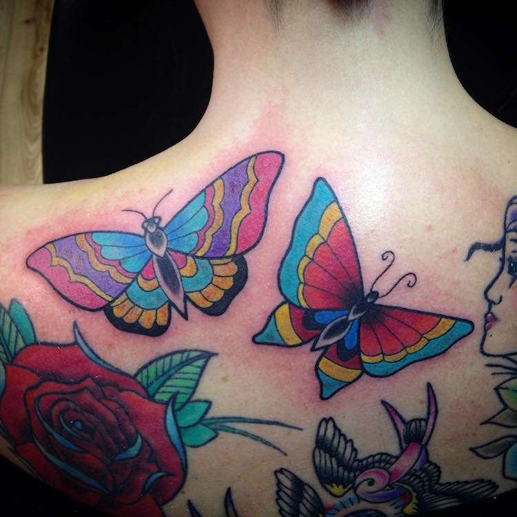 tatouage papillon fleur dos tatouage colore femme